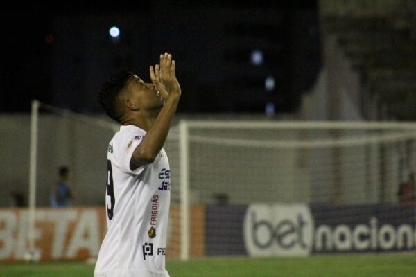 Wallyson comemora gol da classificação — Foto: Wellington Faustino