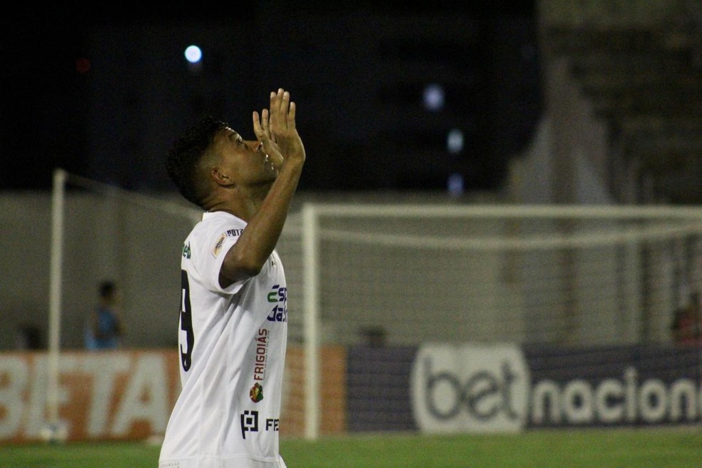 Wallyson comemora gol da classificação — Foto: Wellington Faustino