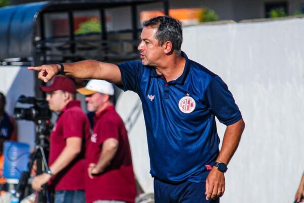 Técnico Marquinhos Santos