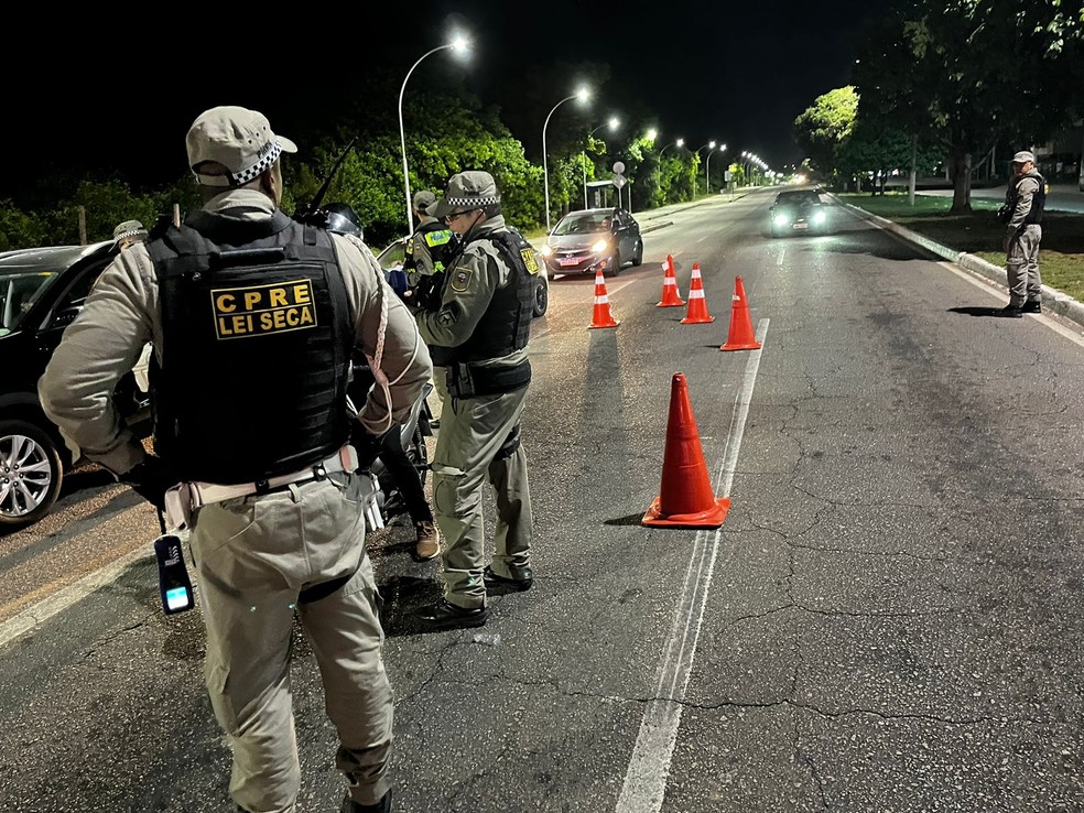 Homem tenta subornar policial militar para não ser autuado em blitz da lei seca e é preso em Natal — Foto: Polícia Militar/Divulgação
