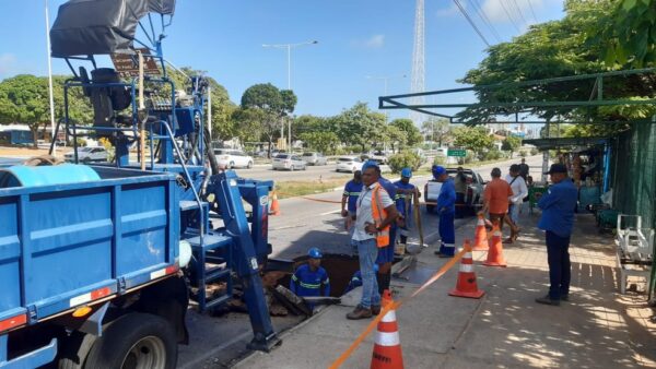 Marginal da BR-101 em Natal é interditada após rompimento de tubulação de água — Foto: Sérgio Henrique Santos/Inter TV Cabugi