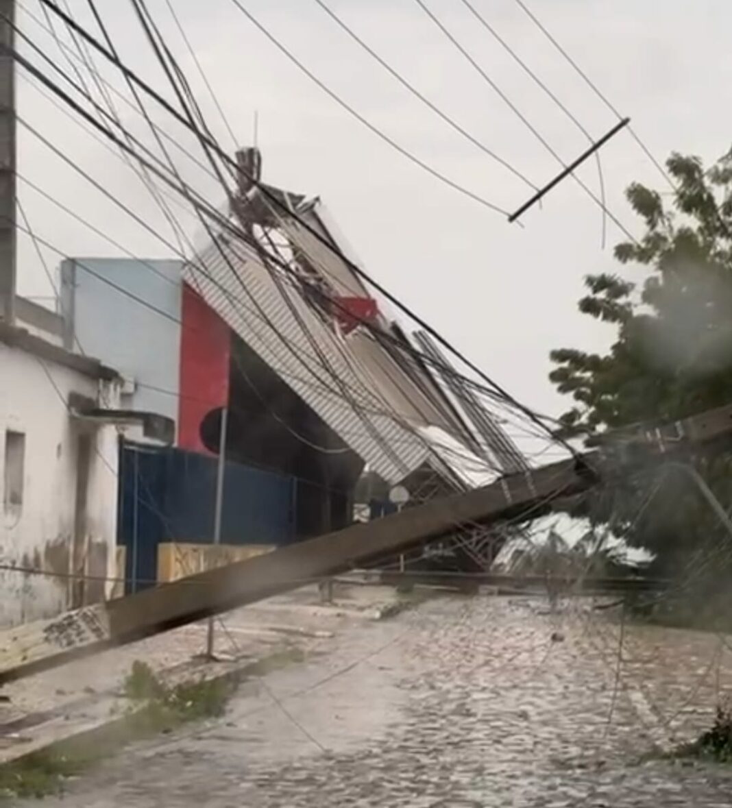 Parte do estádio Nogueirão desaba com chuvas em Mossoró | Foto: Reprodução