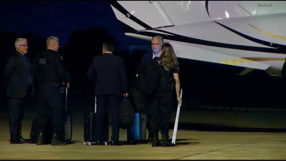 Secretário Nacional de Políticas Penais (Senappen), André Garcia, e comitiva desembarcam em Mossoró — Foto: Flávio Soares/Inter TV Costa Branca