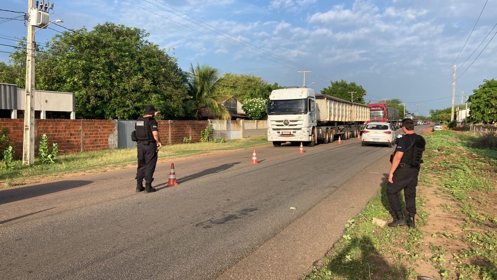 Barreiras foram montadas em vários pontos de Mossoró após a fuga de dois presos da Penitenciária federal — Foto: Pedro Hugo/Inter TV Costa Branca
