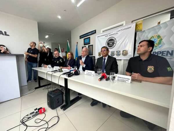 Entrevista coletiva sobre buscas a fugitivos do presídio de Mossoró — Foto: Cedida