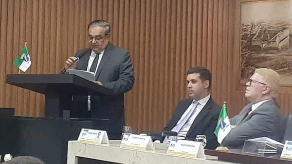 Álvaro Dias durante a leitura da mensagem anual à Câmara Municipal de Natal — Foto: Sérgio Henrique Santos/Inter TV Cabugi