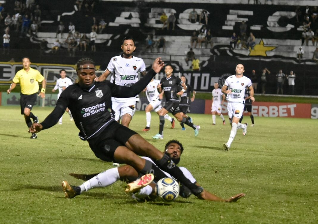 ABC e Botafogo/PB empatam em 0 a 0 no primeiro tempo
