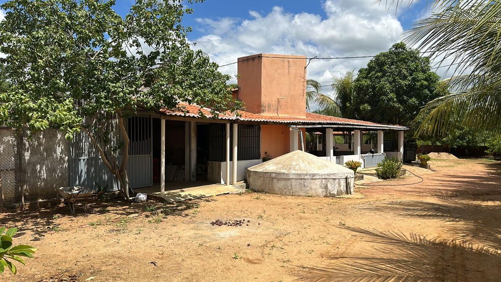 Casa foi invadida por fugitivos de Mossoró na noite de sexta (16) — Foto: Iara Nóbrega/Inter TV Cabugi