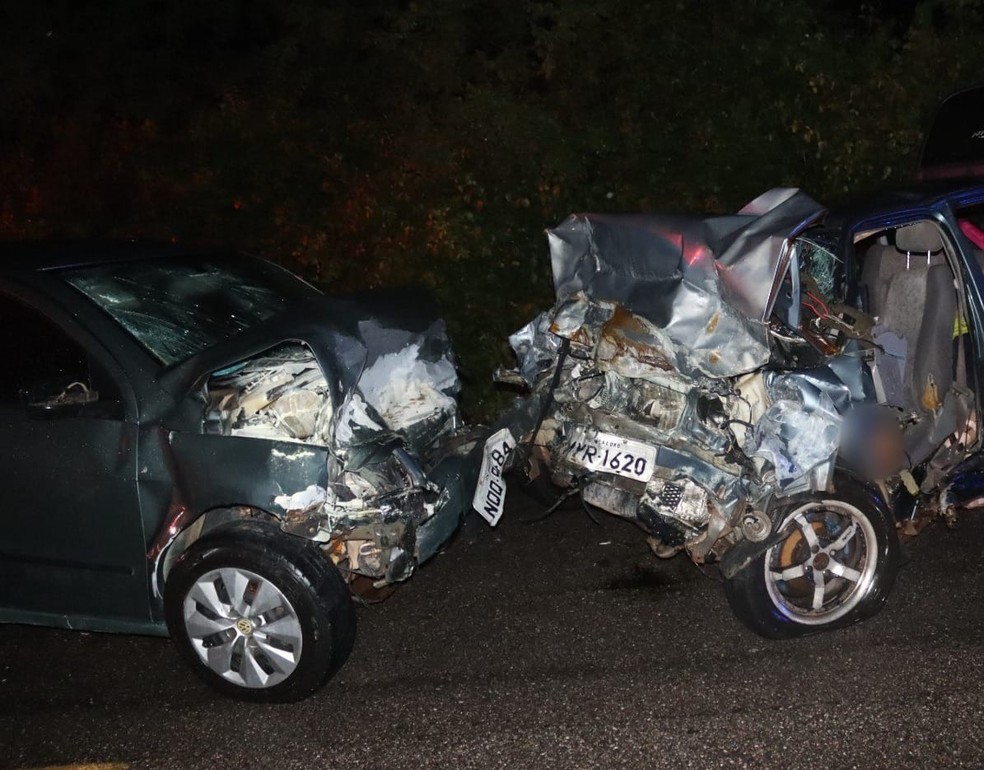 Carros bateram de frente na BR-405 em Governador Dix-Sept Rosado, no Oeste potiguar — Foto: Corpo de Bombeiros/Cedida