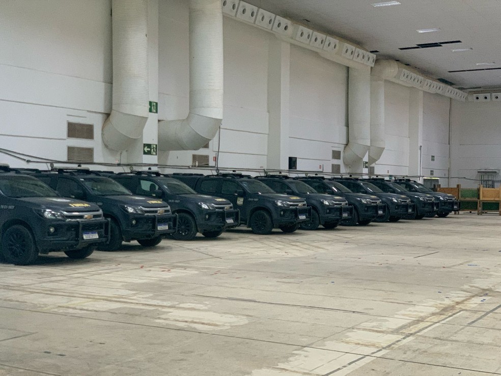 Viaturas da Força Nacional no Centro de Exposições da Ufersa, em Mossoró, onde equipes ficarão alojadas — Foto: Gustavo Brendo/Inter TV Cabugi