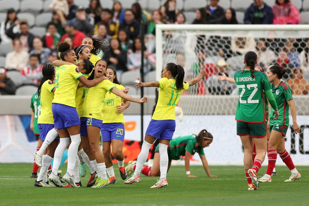 Jogadoras do Brasil comemoram vitória sobre o México na Copa Ouro — Foto: SEAN M. HAFFEY / AFP