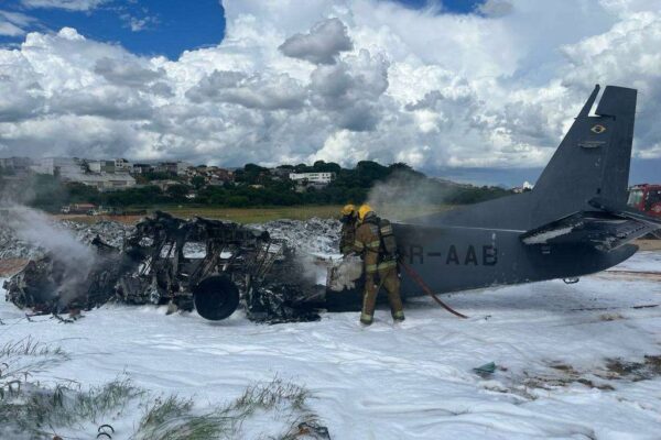 Bombeiros usam espuma para apagar chamas após queda de avião da Polícia Federal no aeroporto da Pampulha, em Belo Horizonte | Foto: Divulgação/Corpo de Bombeiros-MG
