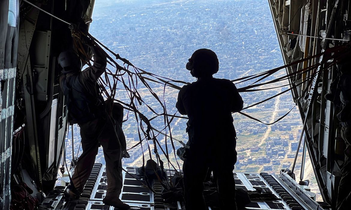 Militares dos EUA lançam ajuda via aérea para Gaza
12/3/2024    REUTERS/Jehad Shelbak