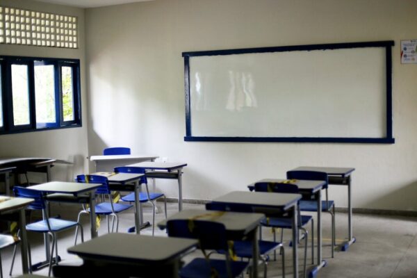 Justificativa do Estado para “atraso” no retorno das aulas é a greve do ano passado, realizada pelos professores. Sinte diz que categoria não pode ser culpada –