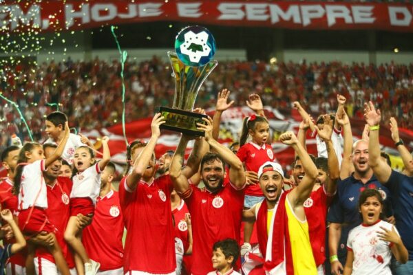 Norberto e Souza erguem o troféu do primeiro turno do Campeonato Potiguar — Foto: Alexandre Lago
