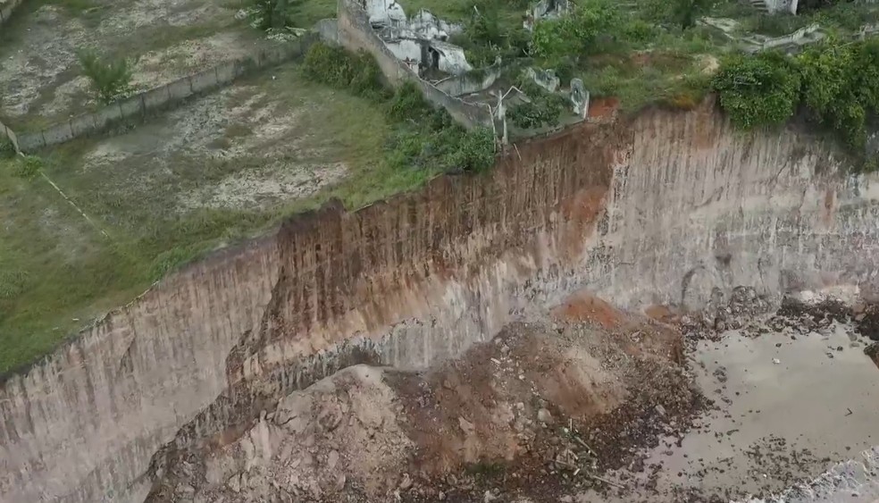Queda de parte de falésia em Tabatinga aconteceu na terça-feira (26) — Foto: Reprodução/Inter TV Cabugi