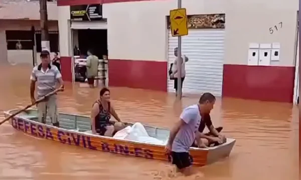 Espirito Santo-ES 23-03-2024 Carros foram arrastados e mais de 100 ficam desabrigados após chuvas no ES.  Foto reprodução de vídeo.