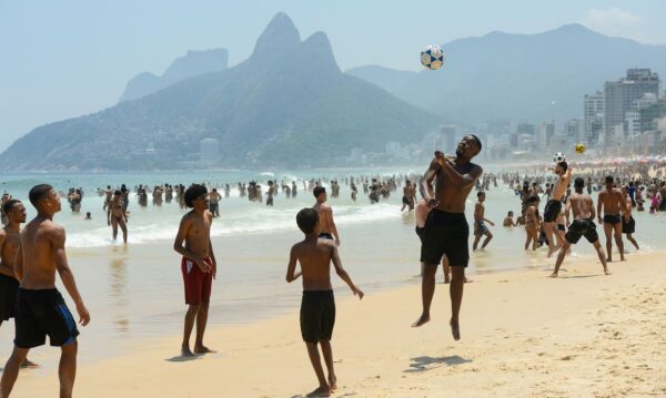 Rio de Janeiro (RJ), 15/11/2023 – Cariocas e turistas lotam praia de Ipanema, na zona sul, em dia de forte calor no Rio de Janeiro. Foto: Tomaz Silva/Agência Brasil