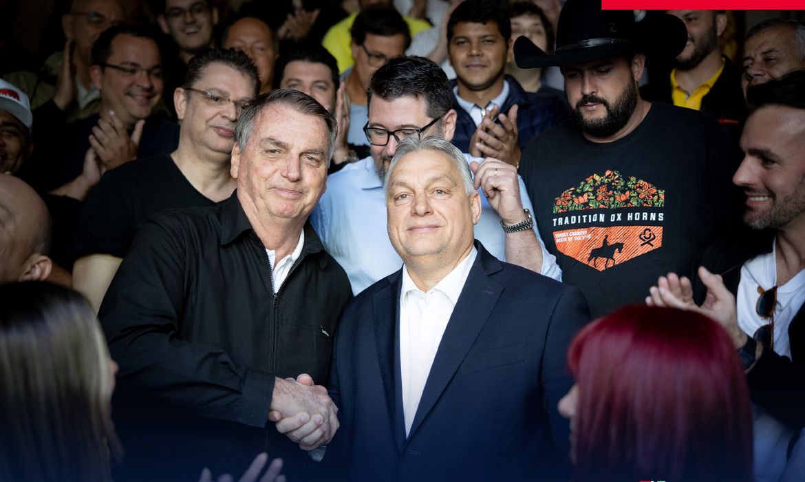Estamos em Buenos Aires para comemorar a grande vitória do presidente
@JMilei
. Tive o prazer de me encontrar com meu grande amigo, Presidente
@jairbolsonaro
. A direita está a crescer não só na Europa, mas em todo o mundo! . Foto: Orbán Viktor/X