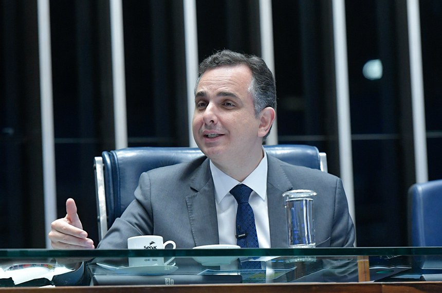 À mesa, presidente do Senado Federal, senador Rodrigo Pacheco (PSD-MG), conduz sessão.