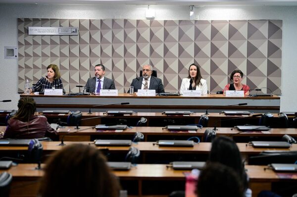 Mesa:
coordenadora-geral de Garantia de Direitos e Acesso à Justiça do Ministério das Mulheres, Sandra Bazzo;
coordenador do Instituto DataSenado, Marcos Ruben de Oliveira;
presidente da CDH, senador Paulo Paim (PT-RS);
chefe do Serviço de Pesquisa e Análise do DataSenado, Isabela de Souza Lima Campos;
coordenadora-geral de Promoção dos Direitos das Pessoas LGBTQIA+ do Ministério dos Direitos Humanos e Cidadania (MDH), Dayana Brunetto.
