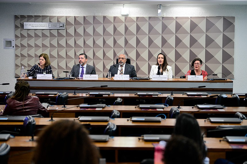 Mesa:
coordenadora-geral de Garantia de Direitos e Acesso à Justiça do Ministério das Mulheres, Sandra Bazzo;
coordenador do Instituto DataSenado, Marcos Ruben de Oliveira;
presidente da CDH, senador Paulo Paim (PT-RS);
chefe do Serviço de Pesquisa e Análise do DataSenado, Isabela de Souza Lima Campos;
coordenadora-geral de Promoção dos Direitos das Pessoas LGBTQIA+ do Ministério dos Direitos Humanos e Cidadania (MDH), Dayana Brunetto.