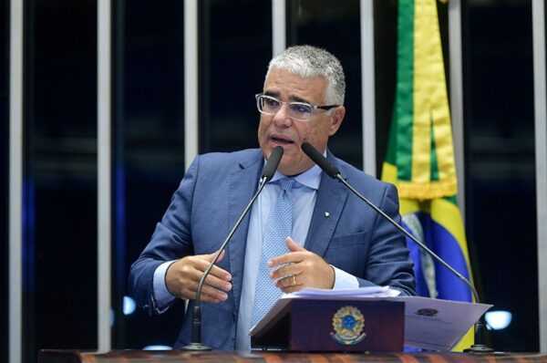 Em discurso, à tribuna, senador Eduardo Girão (Novo-CE).