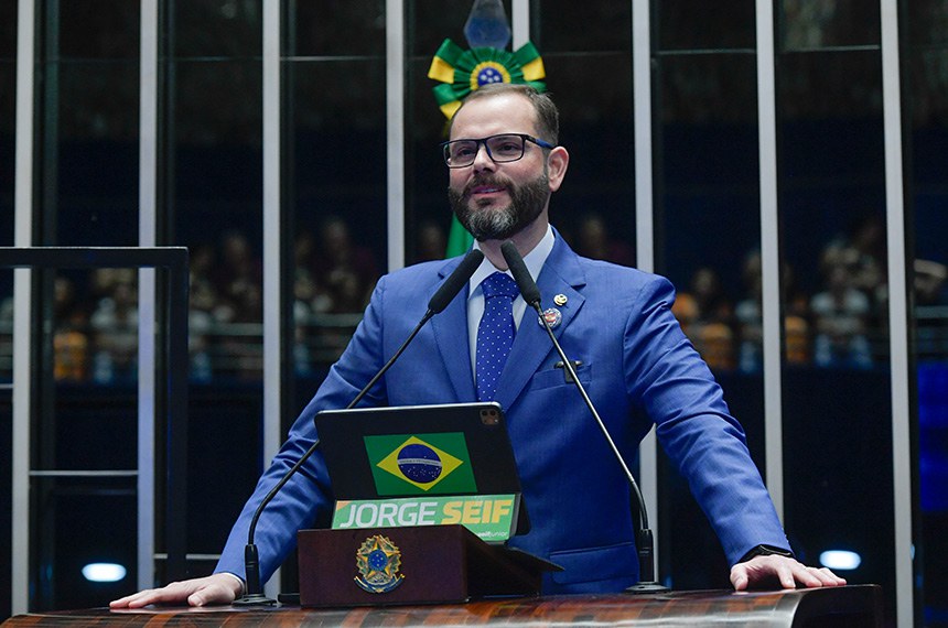Em discurso, à tribuina, senador Jorge Seif (PL-SC).