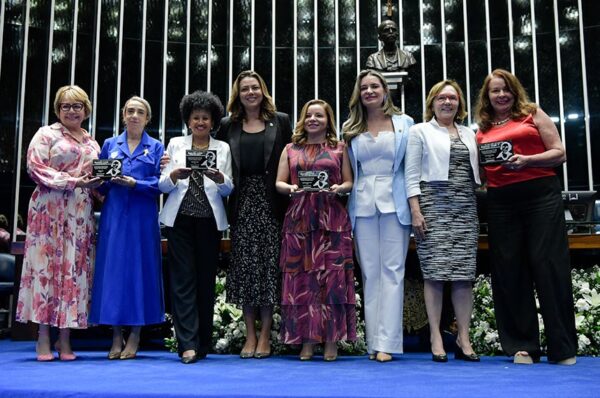 Pose:
senadora Jussara Lima (PSD-PI).;
delegada da Polícia Civil do Piauí, Eugênia Nogueira do Rêgo Monteiro Villa;
professora Gina Vieira Ponte de Albuquerque;
presidente da Comissão de Meio Ambiente do Senado Federal (CMA), senadora Leila Barros (PDT-DF);
promotora de Justiça Dulcerita Alves;
presidente da Comissão Mista de Combate à Violência contra a Mulher (CMCVM), senadora Augusta Brito (PT-CE);
procuradoria Especial da Mulher do Senado (ProMul), senadora Zenaide Maia (PSD-RN);
professora Mary Ferreira.