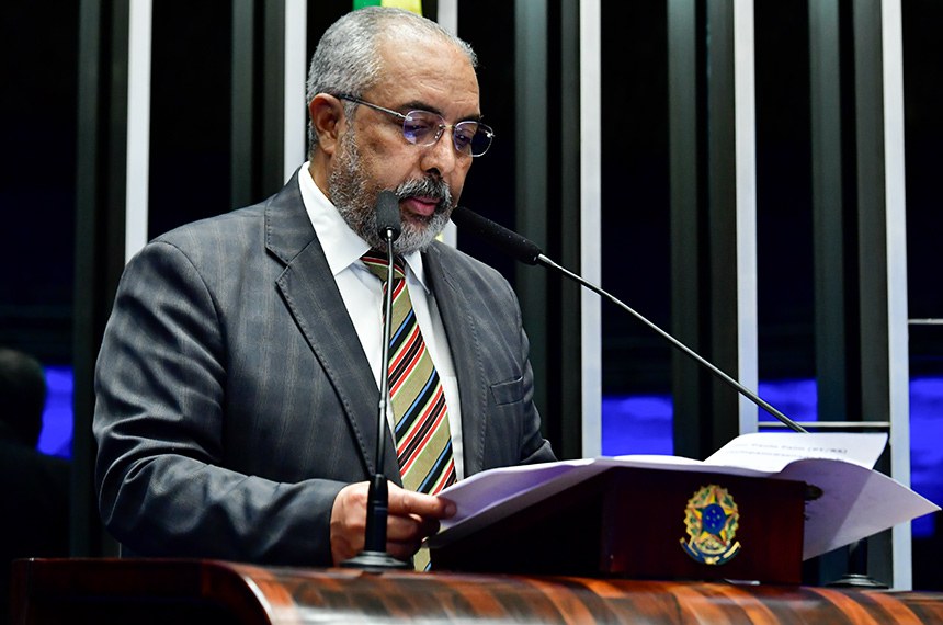 À tribuna, em discurso, senador Paulo Paim (PT-RS).