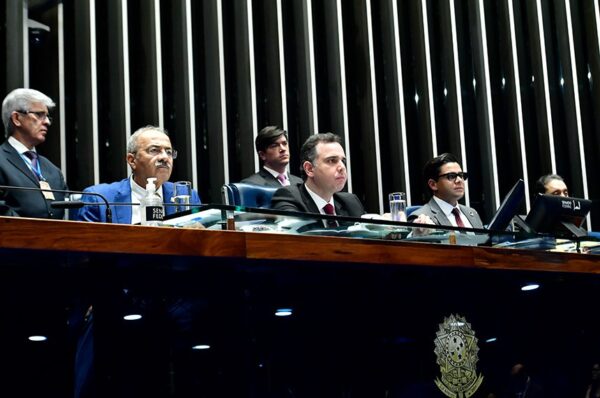 Mesa:
3º secretário da Mesa do Senado Federal, senador Chico Rodrigues (PSB-RR);
presidente do Senado Federal, senador Rodrigo Pacheco (PSD-MG);
secretário-geral da Mesa do Senado Federal, Gustavo A. Sabóia Vieira;
2º secretário da Mesa do Senado Federal, senador Weverton (PDT-MA).