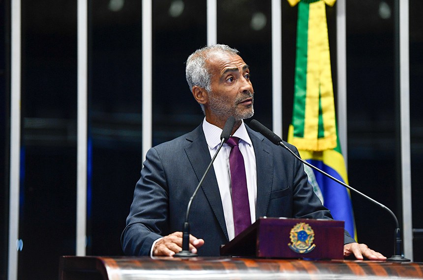 Em discurso, à tribuna, senador Romário (PL-RJ).