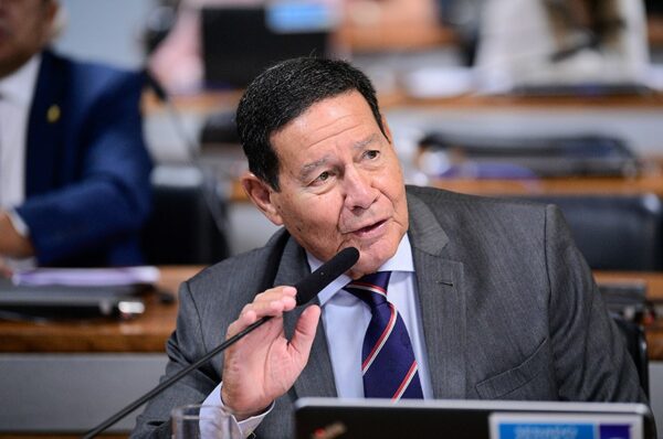 À bancada, em pronunciamento, relator dos PLs 777/2022, 592/2023, 4.850/2023 e do PDL 668/2021, senador Hamilton Mourão (Republicanos-RS).