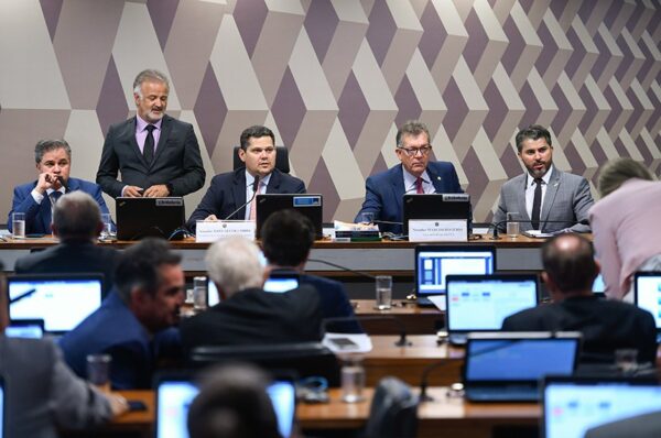 Mesa:
senador Efraim Filho (União-PB);
presidente da CCJ, senador Davi Alcolumbre (União-AP);
senador Laércio Oliveira (PP-SE);
vice-presidente da CCJ, senador Marcos Rogério (PL-RO).