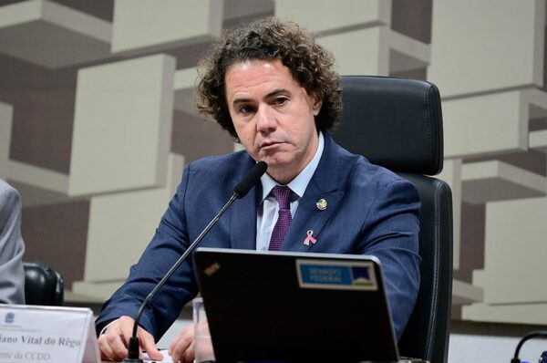 À mesa, vice-presidente da CCDD, senador Veneziano Vital do Rêgo (MDB-PB), conduz reunião.