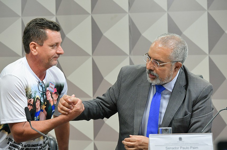 Presidente da CDH, senador Paulo Paim (PT-RS) cumprimenta motorista de caminhão Regivaldo Batista Cardoso, que perdeu sua família, Cleci Calvi Cardoso, Miliane Calvi Cardoso, Manuela Calvi Cardoso, Melissa Calvi Cardoso, brutalmente assassinadas no fim de novembro no município de Sorriso (MT).