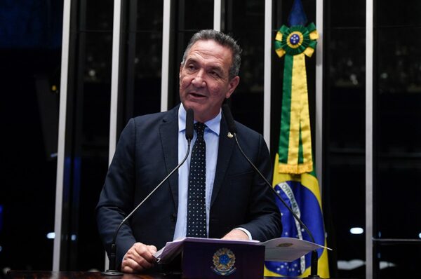 Na ordem do dia, a PEC 72/2023, que altera o art. 155 da Constituição Federal para conceder imunidade do Imposto sobre a Propriedade de Veículos Automotores a veículos terrestres de passageiros com vinte anos ou mais de fabricação.