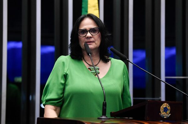 À tribuna, em discurso, senadora Damares Alves (Republicanos-DF).