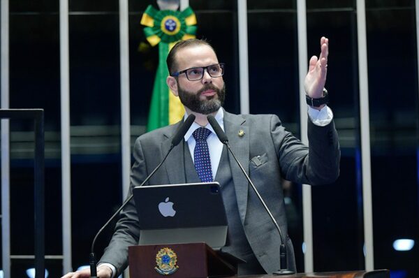 Em discurso, à tribuna, senador Jorge Seif (PL-SC)