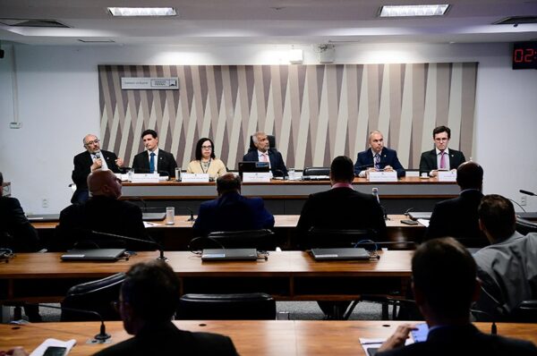 Mesa:
diretor de Articulação Intersetorial do Ministério da Educação, Roberto Wagner da Silva Rodrigues;
secretário Nacional do Paradesporto do Ministério do Esporte, Fábio Augusto Lima de Araújo;
auditora-chefe da Unidade de Auditoria Especializada em Educação, Cultura, Esporte e Direitos Humanos do Tribunal de Contas da União (TCU), Ana Paula Silva da Silva;
presidente da CEsp, senador Romário (PL-RJ);
diretor-geral do Comitê Olímpico do Brasil (COB), Rogério Sampaio Cardoso;
diretor jurídico e compliance do Comitê Paralímpico Brasileiro (CPB), Paulo Losinskas.