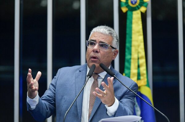 À tribuna, em discurso, senador Eduardo Girão (Novo-CE).