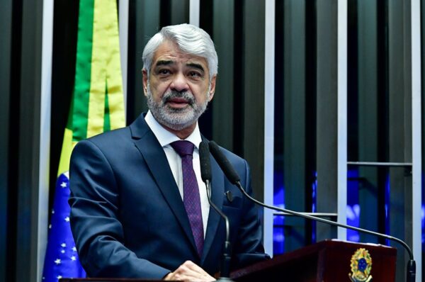 Em discurso, à tribuna, senador Humberto Costa (PT-PE).