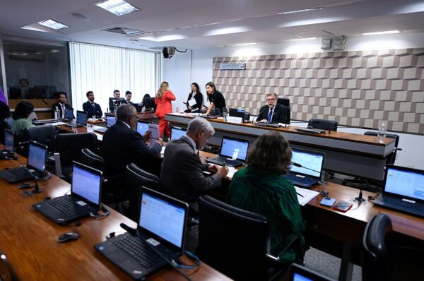 Mesa:
presidente da CE, senador Flávio Arns (PSB-PR).