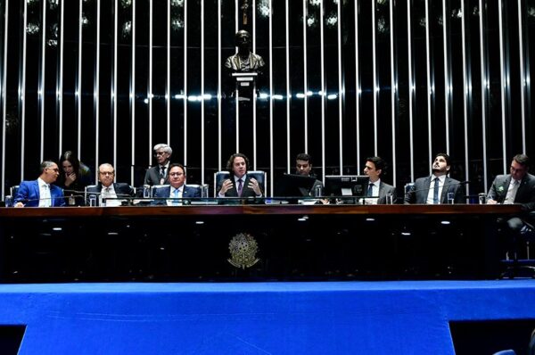 Mesa:
deputado Gilson Daniel (Podemos-ES);
presidente do Fórum de Operadores Hoteleiros do Brasil (FOHB), Orlando Souza;
presidente da Associação Brasileira da Indústria de Hotéis (Abih), Manoel Cardoso Linhares;
presidente e requerente desta sessão, senador Veneziano Vital do Rêgo (MDB-PB);
secretário desta sessão;
advogado e representante da Associação Brasileira de Resorts - Resorts Brasil, Thiago de Mattos Marques;
diretor-executivo da Frente Parlamentar Mista da Hotelaria Brasileira, Leonardo Volpatti;
senador Flávio Bolsonaro (PL-RJ).