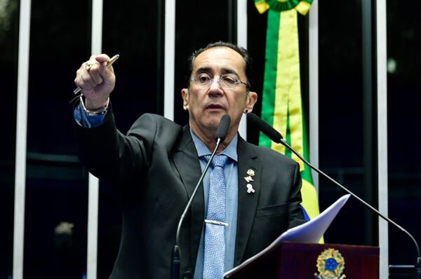 À tribuna, em discurso, senador Jorge Kajuru (PSB-GO).