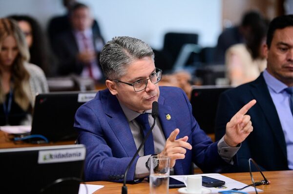 Em pronunciamento, à bancada, senador Alessandro Vieira (MDB-SE).