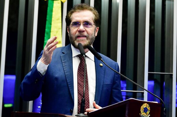 Em discurso, à tribuna, senador Plínio Valério (PSDB-AM).