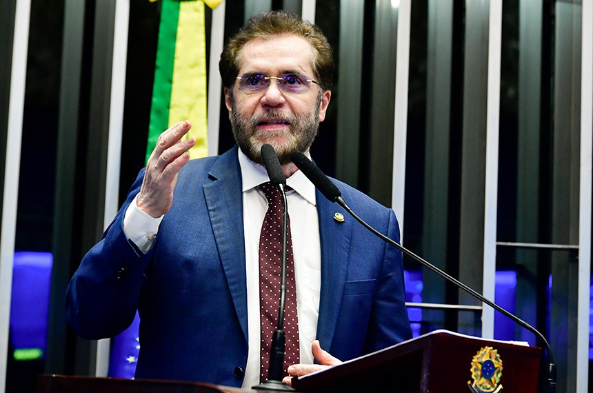 Em discurso, à tribuna, senador Plínio Valério (PSDB-AM).