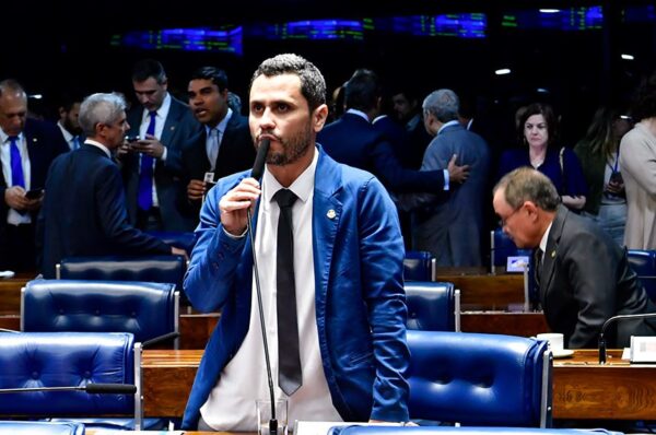 Em pronunciamento, à bancada, senador Cleitinho (Republicanos-MG).