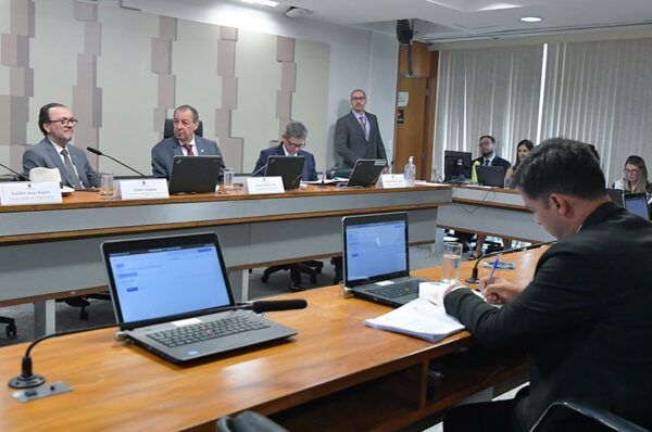 Mesa:
servidor aposentado da Companhia de Pesquisa de Recursos Minerais (CPRM), Thales Sampaio;
presidente da CPIBRASKEM, senador Omar Aziz (PSD-AM), conduz reunião;
relator da CPIBRASKEM, senador Rogério Carvalho (PT-SE).